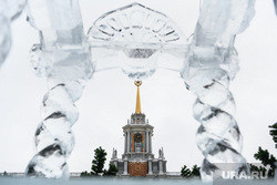 Создание ледяных скульптур в новогоднем городке на Площади 1905 года. Екатеринбург, администрация екатеринбурга