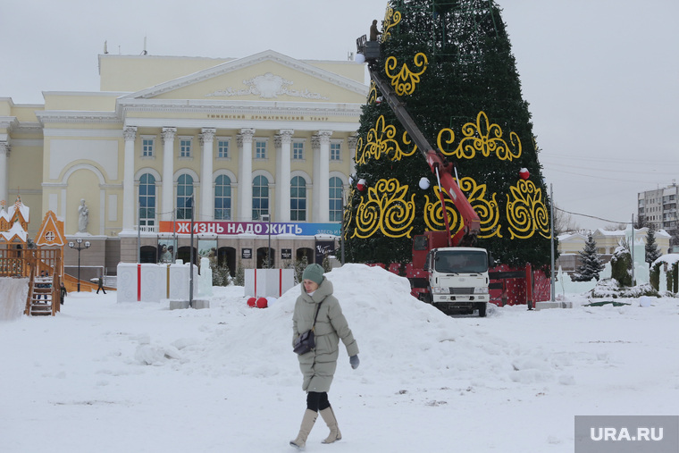 Разбирают елку. Тюмень 