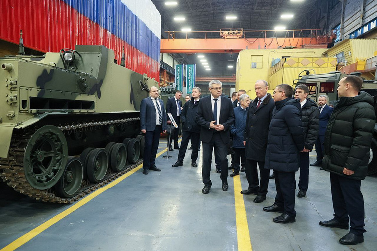 Вместе с секретарем Совбеза РФ Николаем Патрушевым и полпредом президента РФ в УрФО Владимиром Якушевым КМЗ посетил курганский губернатор Вадим Шумков