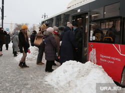 Город. Пермь, снег, уборка снега, автобус, остановка автобусная