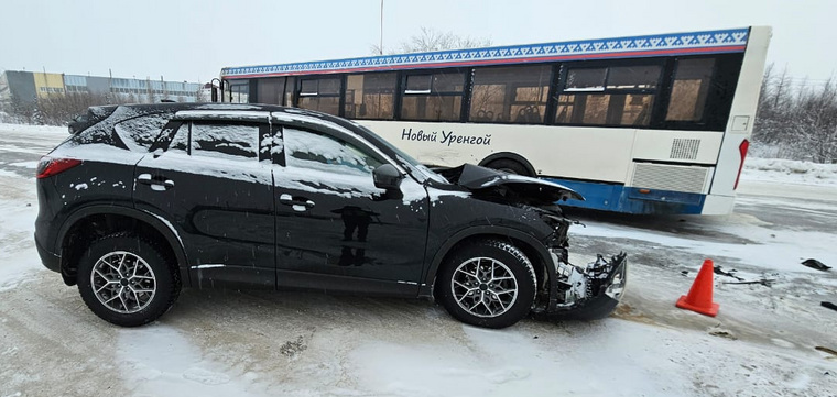 В ЯНАО на трассе Mazda врезалась в автобус «ЛИАЗ»