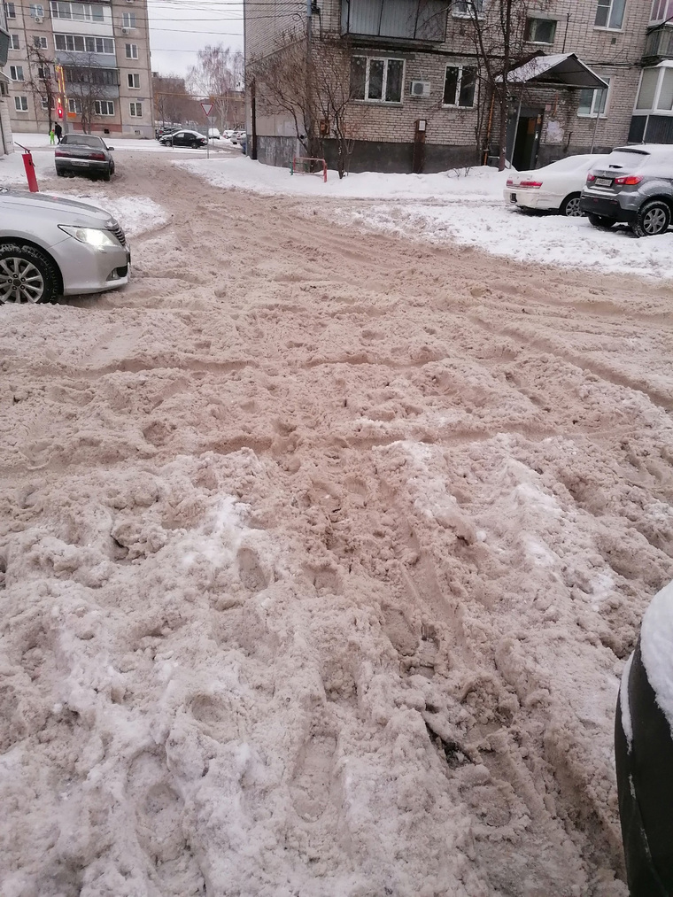 По адресу улица Куйбышева, 144 во дворе много рыхлого снега