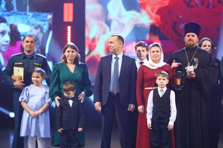Шумков поздравил курганцев с началом года семьи и вручил награды многодетным