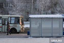 Остановочный павильон в 6 мер. поселка Заозерный. Курган, зима, автобусная остановка, автобус, пассажир, ожидание автобуса
