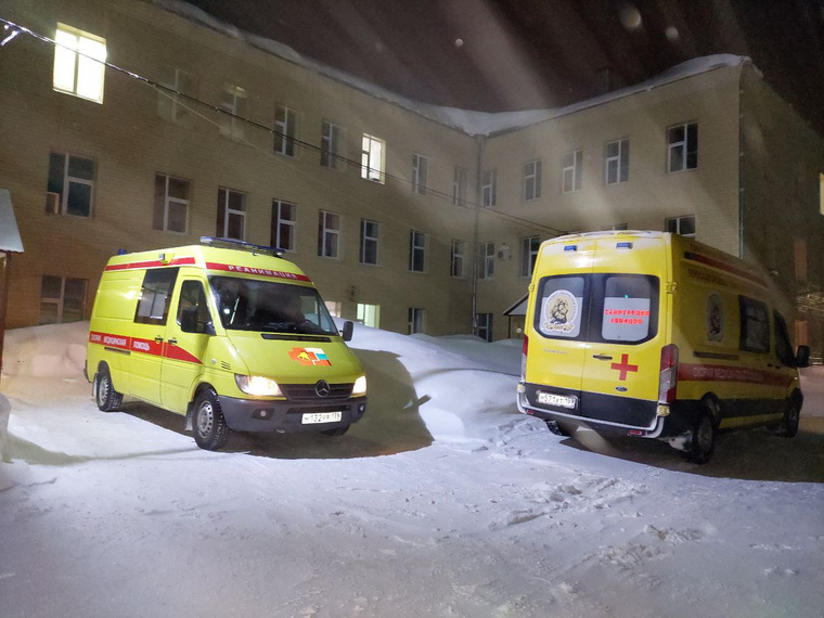 Возле больницы дежурят две машины санитарной авиации