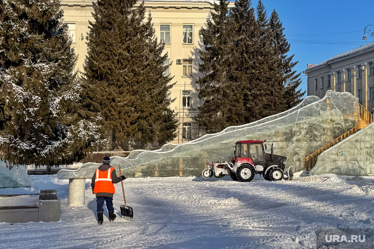 На центральной площади Кургана убрали ледовый городок, рабочие чистят территорию от снега