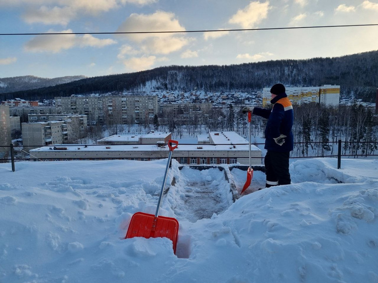 Больше половины кровли уже очищено от снега