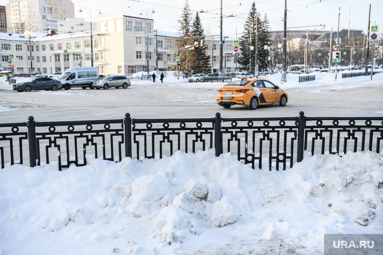 Улицы города после снегопада. Екатеринбург