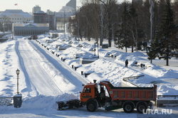 Улицы города после снегопада. Екатеринбург, уборка снега, исторический сквер