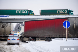Ново-Московский тракт. Свердловская область, пробка, зима, фура, дорожный затор, грузовик, непогода, дальнобойщики, ново московский тракт, доставка грузов, трасса, большегрузный транспорт, iteco