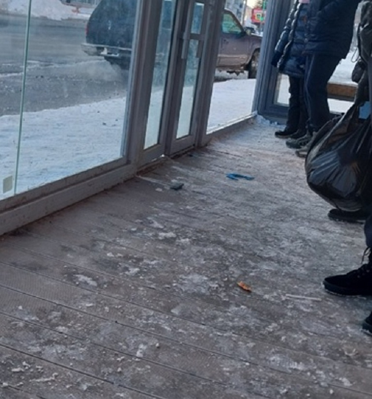 Курганцы просят городские власти отремонтировать теплую остановку у "Дома быта"