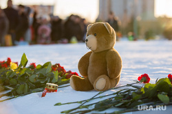 Акция памяти погибших при пожаре в Кемерове в ТЦ "Зимняя вишня". Сургут , акция памяти, траурная церемония, цветы, игрушка