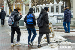 Виды города. Челябинск, подростки, пешеходы, молодые люди, парни