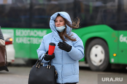Люди в масках. Екатеринбург, девушка, маска, кофе на вынос, люди в масках, защитная маска, ветер, масочный режим, девушка в маске