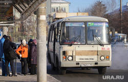 Вокзал. Курган, автобусная остановка, автобус, пассажиры, ожидание автобуса