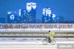 Новогодняя иллюминация на улицах города. Екатеринбург, велосипедист, курьер