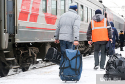 Пассажирам поездов, застрявших из-за аварии в Челябинской области, привезли еду. Фото
