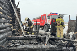 Курганские пожарные заканчивают разбор сгоревшего дома, где погибла семья. Видео