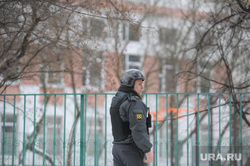 Школа в оцеплении. После стрельбы. Москва, полицейский, бронежилет, полиция