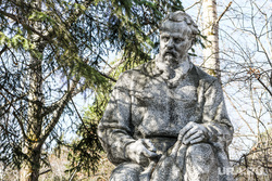 Виды Екатеринбурга, памятник бажову, бажов павел могила