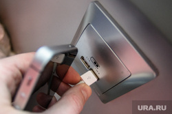 Александр Высокинский тестирует новые трамваи. Екатеринбург, розетка, usb, сотовый телефон, зарядное устройство, подзарядка
