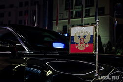 Дмитрий Песков на саммите ОДКБ. Армения, Ереван, российский флаг, штандарт, триколор, флаг россии, президентский кортеж