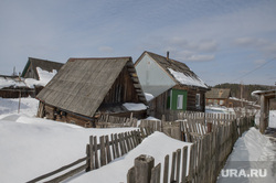 Прощание с погибшей школьницей. д.Полуденная, Юго Камский. Пермь, старый дом, деревня, пермский край, забор, частный сектор, деревня полуденная, юго камский, зимняя деревня