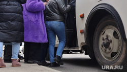 Автобусная остановка. Курган, автобусная остановка, автобус, пассажиры автобуса, ожидание автобуса, транспортная реформа