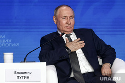 Президент России Владимир Путин на пленарной сессии "Форума будущих технологий".  Москва, путин владимир