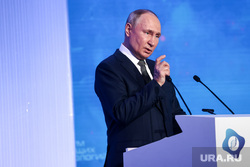 Президент России Владимир Путин на пленарной сессии "Форума будущих технологий".  Москва, путин владимир