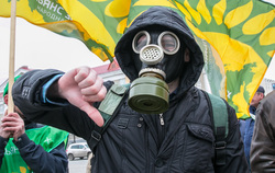 Митинг против строительства мусороперерабатывающего предприятия. Курган, противогаз, альянс зеленых