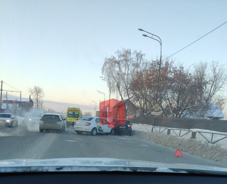 Автомобиль такси врезался в иномарку