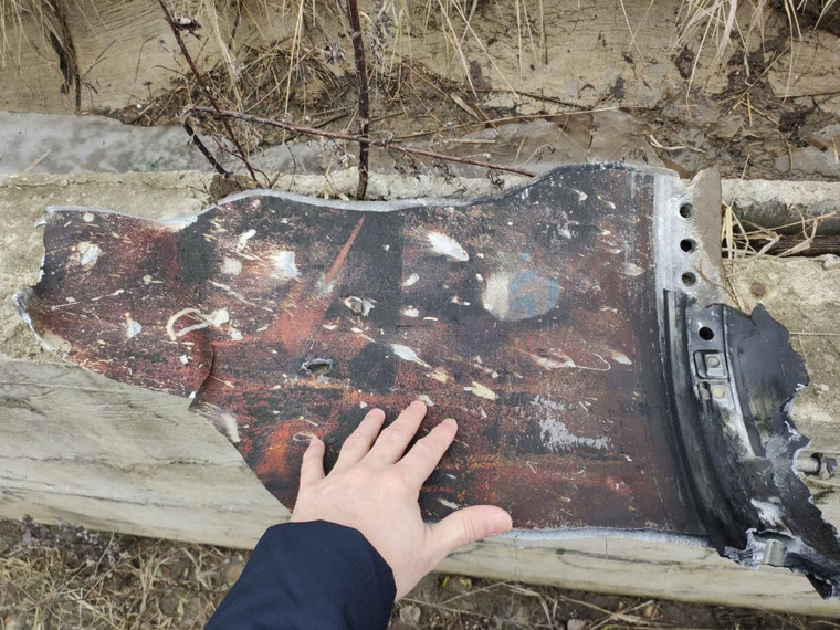 Один из обломков упавшего чешского снаряда ВСУ. Жители находят их по всему городу