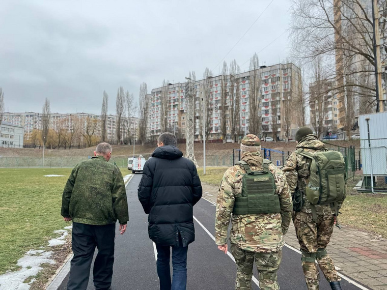 Обломки украинских снарядов упали и на территории школьного стадиона. На место выехал губернатор Гладков