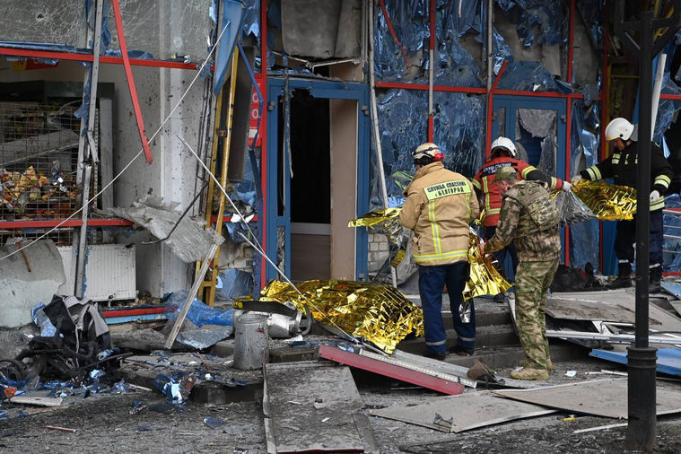 Возле ТЦ, где ударил украинский снаряд, работают спасатели