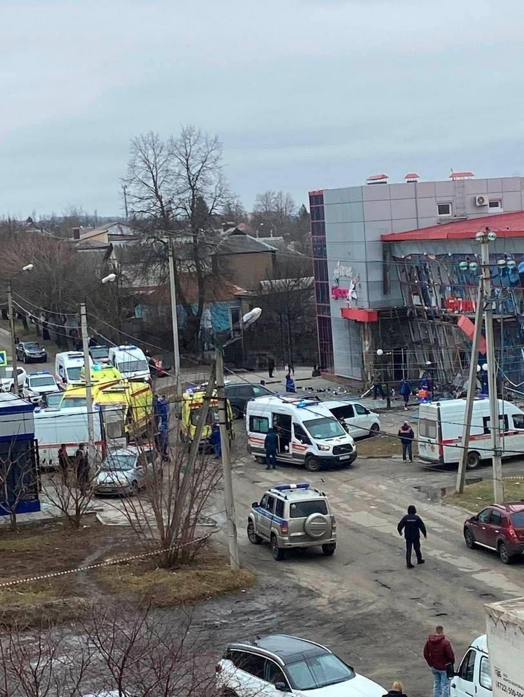 Снаряды ВСУ попали в один из торговых центров Белгорода. На место съехались бригады скорой помощи