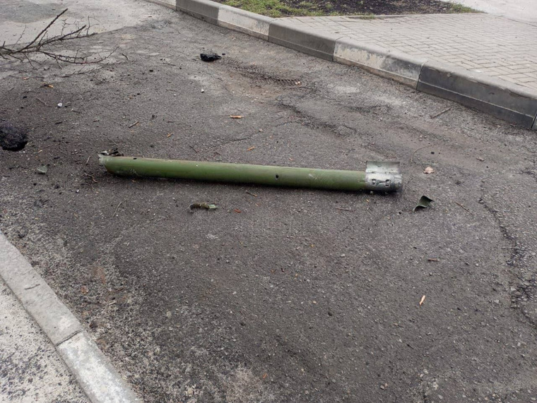 В Минобороны РФ сообщили, что ВСУ наносили удары с помощью чешской РСЗО M-70 «Вампир». Обломки реактивных снарядов лежат на улицах города