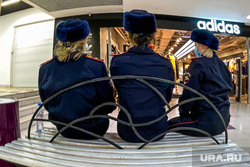 Полиция в торговом центре. Челябинск, торговый центр, девушки, трц, адидас, патруль, полиция, магазин, бутик, торговы зал