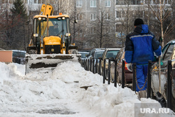 Виды Екатеринбурга, двор, уборка снега, зима, снег во дворе