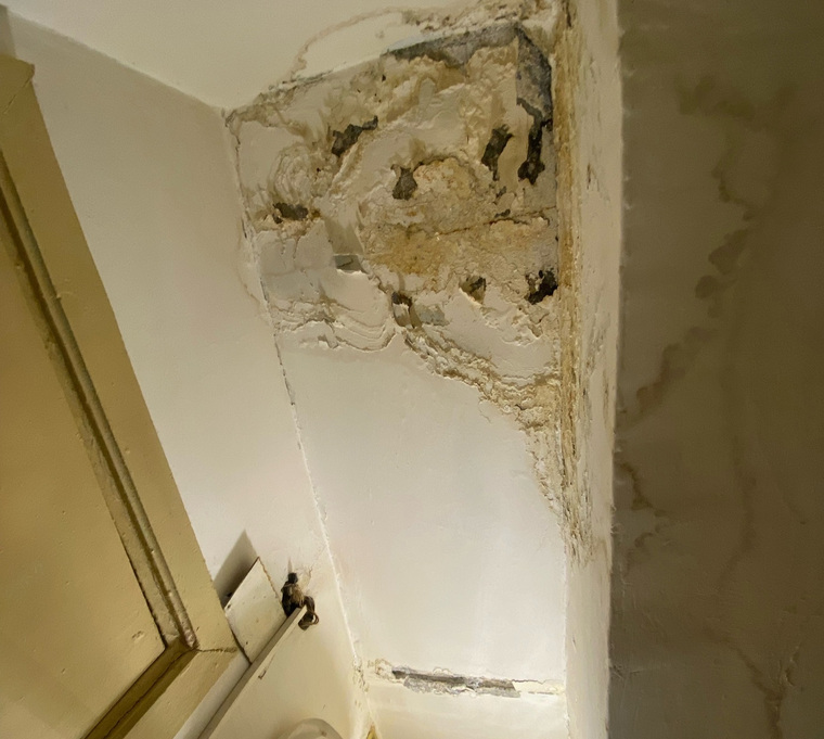 В Надыме из-за протечки крыши жилого дома разрушаются потолочные швы