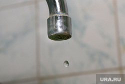 Вода из крана. Курган, кран, капли воды