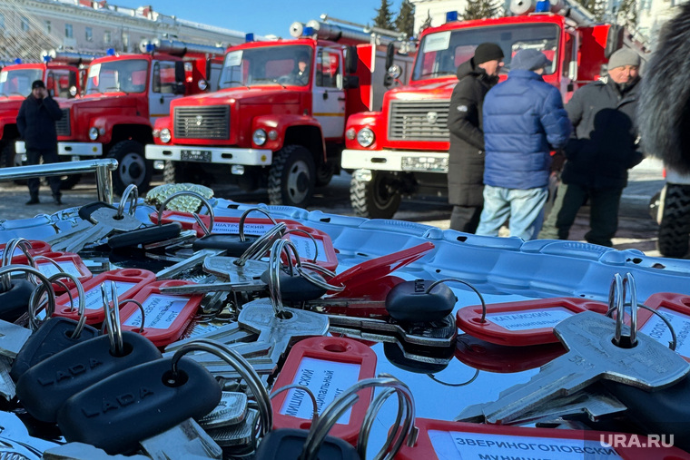 На центральной площади состоялось вручение ключей от новых пожарных машин