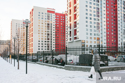 Спальные районы и жители города. Тюмень., снег, двор, многоэтажка, зима, спальный район, ипотека, женщина, снег в городе, жк европейский, жилой комплекс европейский