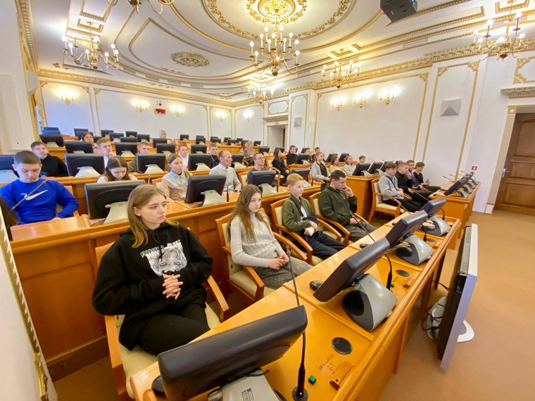 Школьники из Шатрово приехали в правительство в рамках образовательного тура