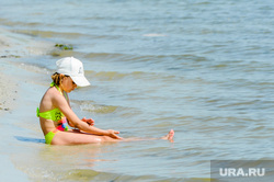 Муниципальный пляж на озере Первое. Челябинск, ребенок, берег, лето, отдыхающие, девочка, пляж, отдых, пляжный сезон