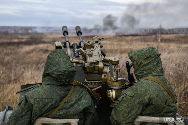 Тренировочные стрельбы мобилизованных с Центрального военного округа на полигоне Еланский. Свердловская область, армия, военные, зенитная установка зу23, ЗУ-23
