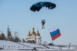 Празднование 23 февраля на реке Тура «Спецоперация лед» и «Битва на Туре». Тюмень , церковь, парашютист, флаг россии