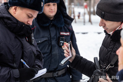 Несостоявшийся пикет феминистов. Екатеринбург, полицейские, паспорт, патруль, документы, полиция, проверка документов