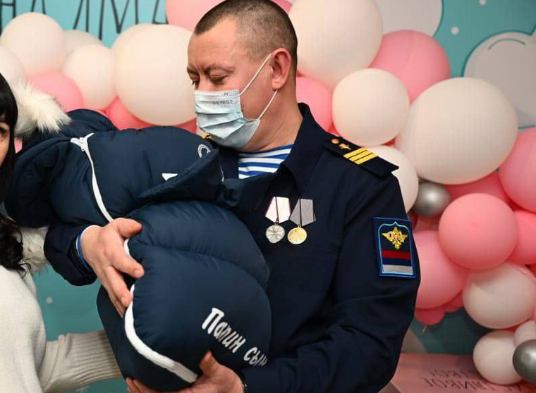 Военнослужащий из Нового Уренгоя получил отпуск по случаю рождения первенца