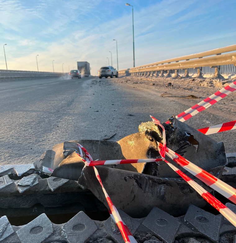 Водитель растянул ленту на участке моста, где сломал свой автомобиль
